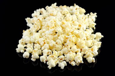 Siyah arkaplanda patlamış mısır yığını