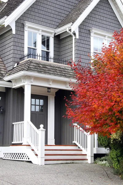 Canadese huis in herfst. — Stockfoto