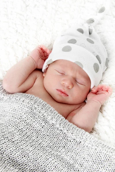 Новорожденный мальчик — стоковое фото