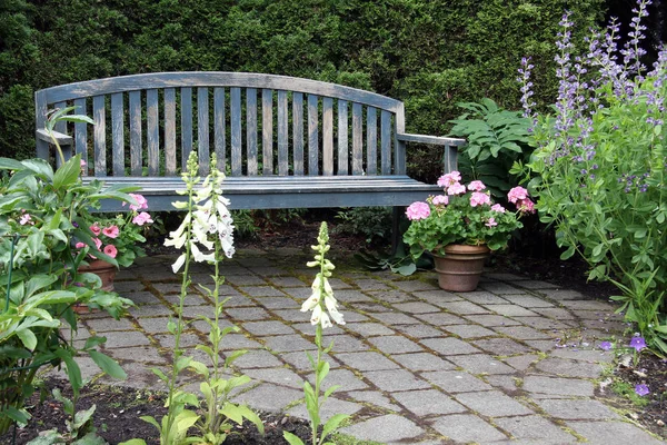 Rustic wooden garden bench — Stock Photo, Image