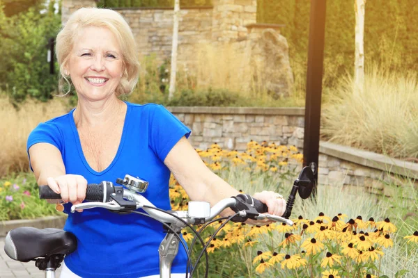 Senior dame op de fiets — Stockfoto