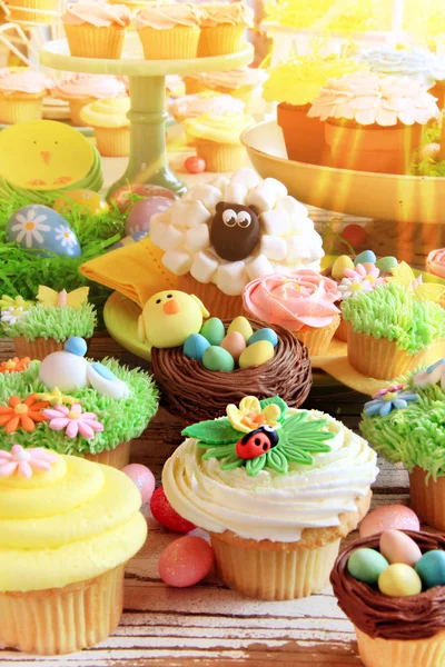 Easter cupcakes and Easter eggs — Stock Photo, Image