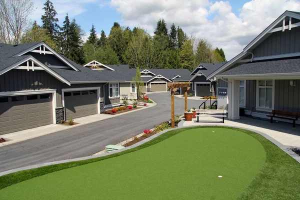 Huisjes met groene golf — Stockfoto