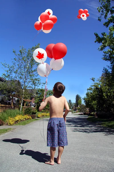 Canada jongen met verjaardagsballons. — Stockfoto