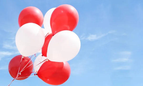 Röda och vita ballonger — Stockfoto