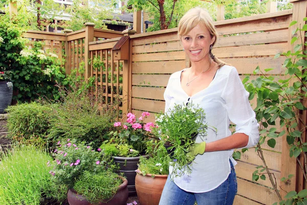 Signora che lavora in giardino — Foto Stock