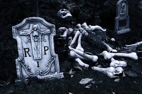 Halloween sírkő és a csontváz — Stock Fotó
