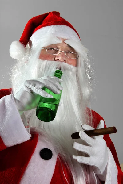 Weihnachtsmann mit Bier und Zigarre — Stockfoto