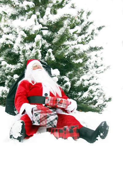 Unavený Santa Claus na sněhu — Stock fotografie