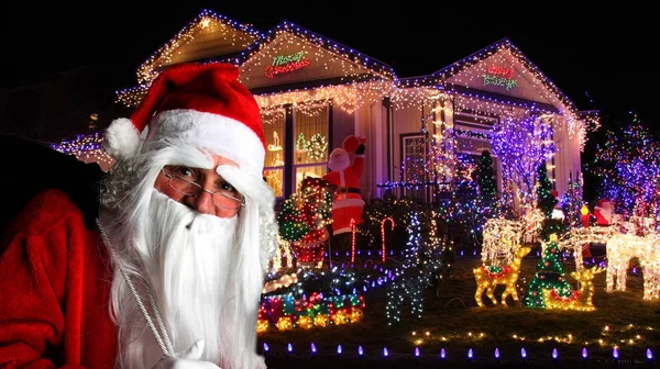 Santa Claus před vánoční osvětlení — Stock fotografie