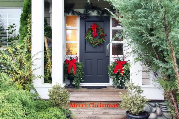 Frohe Weihnachten vor der Haustür — Stockfoto