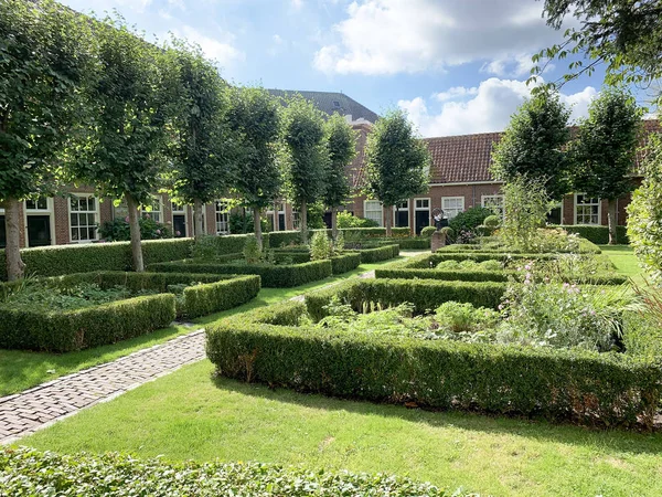 Traditionelle holländische Reihenhäuser. kleine Backsteinhäuser im Niederland — Stockfoto