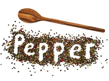 Beyaz arka planda izole edilmiş ahşap kaşıkla karışık kurutulmuş biber.,,