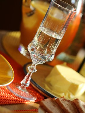 Kahvaltı masasını şampanyayla kapat, cam üzerinde doğal ışık.