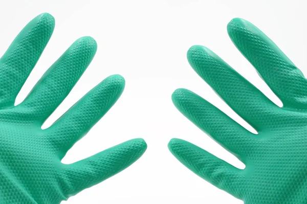 Närbild hand i gröna gummihandskar, bara finger isolerad på vit bakgrund — Stockfoto
