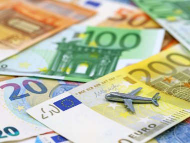 Çeşitli avro banknotları üzerinde gümüş minyatür uçak