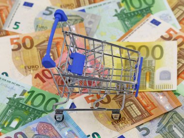 Avro banknotları üzerindeki boş alışveriş arabası, gelecek için tasarruf kavramı