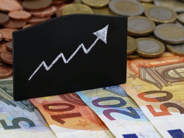 Avro banknotları ve sikkelerle kara tahtada büyüyen ok