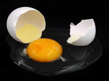 Kırık beyaz yumurta siyah arka planda izole