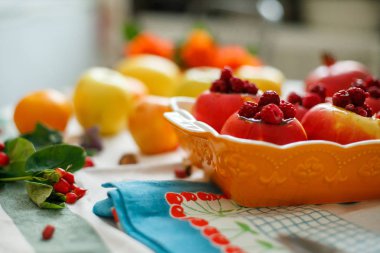 Yemek elma tatlısı ile yan görünüm