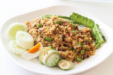 Kızarmış karidesli pilav yapıştırın