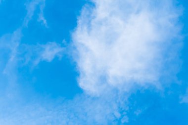 Mavi gökyüzünde beyaz bulut 