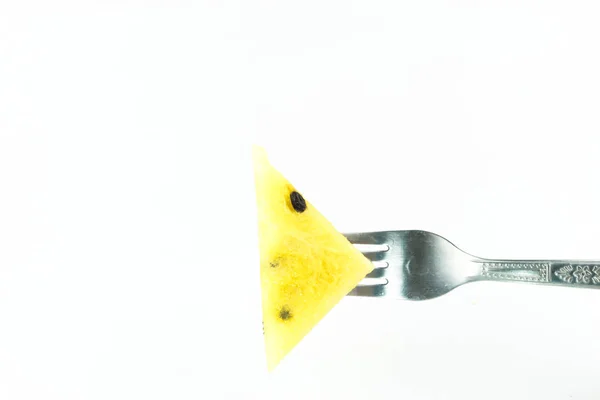 Çatal bıçak sarı karpuz üzerinde izole — Stok fotoğraf