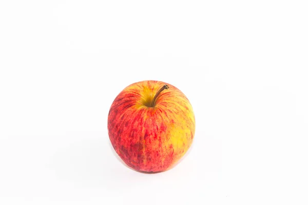 Pomme rouge dans un bol — Photo