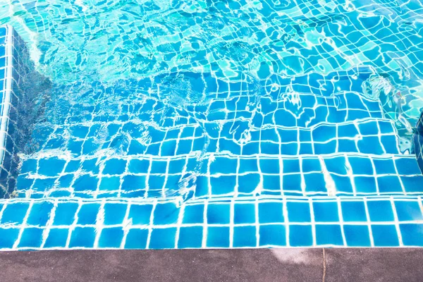 Escalera de hormigón con azulejo de rayas azules a la piscina — Foto de Stock