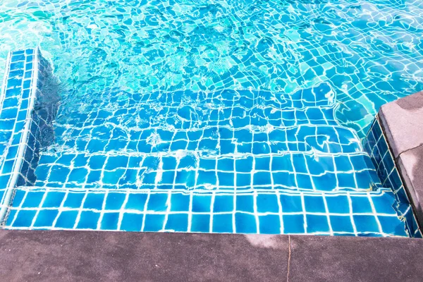 Escalera de hormigón con azulejo de rayas azules a la piscina — Foto de Stock