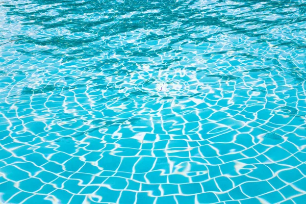 Onda de agua en la piscina — Foto de Stock