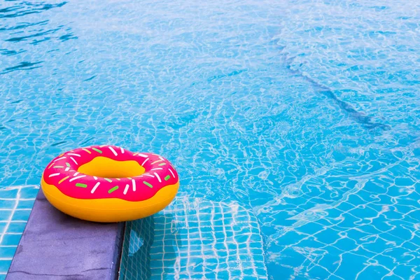 Anillo de goma de natación con diseño de rosquilla — Foto de Stock