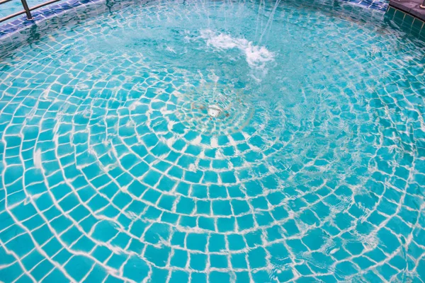 Onda de água na piscina — Fotografia de Stock