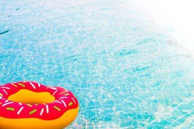 Kauçuk halka pembe çörek tasarımı ile Yüzme Havuzu