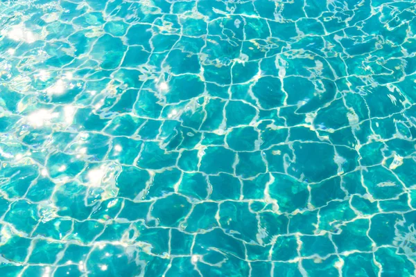 Azul rasgado en la piscina — Foto de Stock