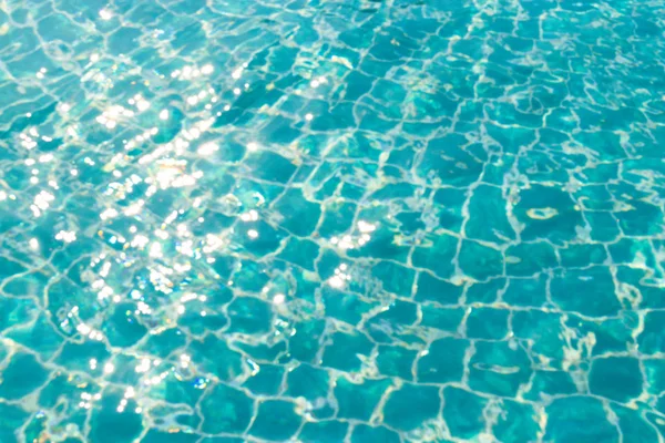 Azul rasgado en la piscina — Foto de Stock