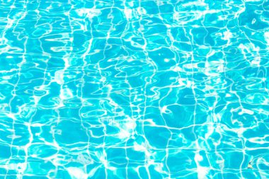 Mavi güneş ışık yansıması ile Yüzme havuzunda sökük.