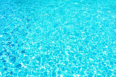 Mavi güneş ışık yansıması ile Yüzme havuzunda sökük.