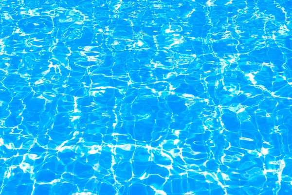 泳池中的蓝色撕裂与阳光反射 — 图库照片