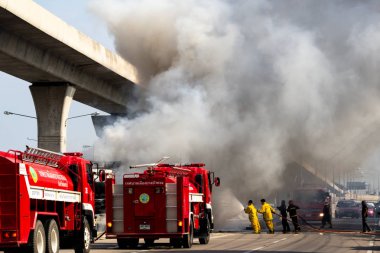 İtfaiyeci yanan büyük alevler ile kamyonun püskürtme ve 