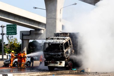 İtfaiyeci yanan büyük alevler ile kamyonun püskürtme ve 