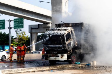 İtfaiyeci yanan büyük alevler ile kamyonun püskürtme ve 