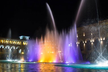 Renkli su çeşme. Çeşme ile gece ışık