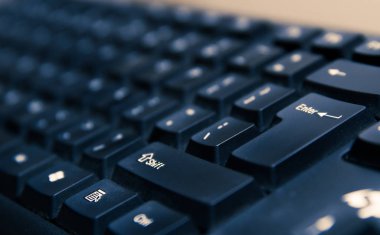 arka plan siyah klavye - beyaz harfler