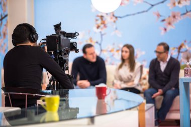 TV röportajı için sette bir adam ve kadın var.