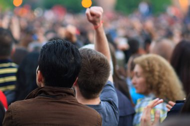 Sokaktaki bir grup protestocu genç