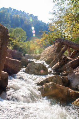 Taş barajdan şelale