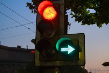 Kırmızı ve yeşil ışıkları olan trafik ışıkları.