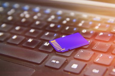 USB bellek çubuğunun bilgisayar klavyesinde dinlenmesi.