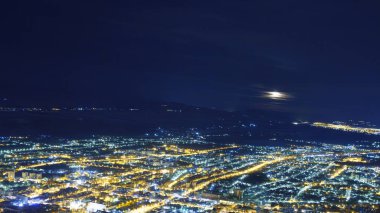 Gece şehir ışıkları.
